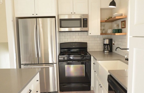 Covington House | Scandi Inspired House, great walkability, homebase to city and mountains