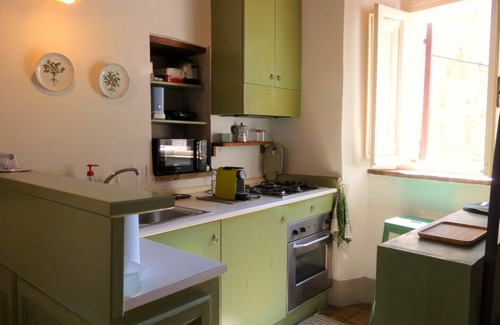 Amelia Apartment | Scappo in Umbria, L'affaccio sul vicolo
