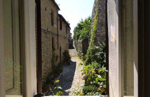 Amelia Apartment | Scappo in Umbria, L'affaccio sul vicolo