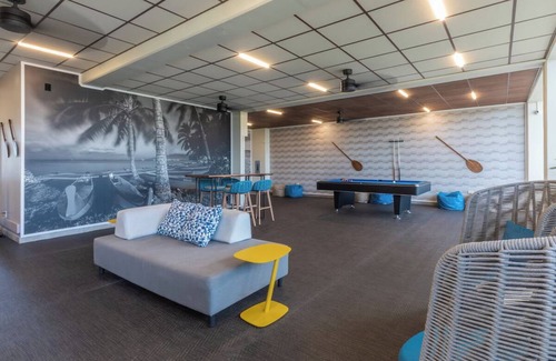 Kahului Hotel | Scenic Afternoon Beach Stroll: Two Ocean View Rooms with Outdoor Pool Access