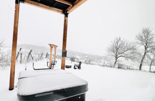 Pine Grove Apartment | ‘Scenic Escapes’ Romantic Pine Grove Getaway!