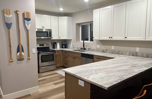 Sterling Apartment | Scenic lakeside retreat- 5 minute walk to Palisade State Park and Golf Course