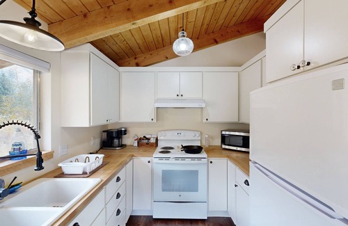 Sula Cabin | Scenic retreat w/two cabins, abundant wildlife, forest views, & fishing