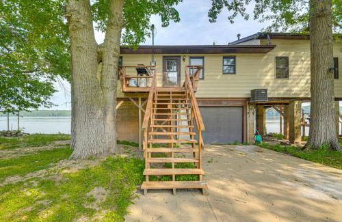 Fulton House | Scenic Views and Yard Mississippi River Retreat!