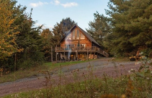 Prattsville Cabin | Scenic Vistas Chalet: Fire pit, Deck, AC, Grillsnn