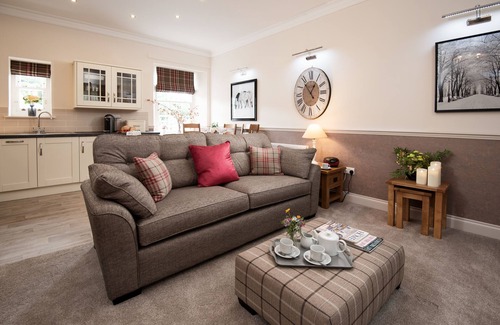 Gattonside Apartment | SCHOOL VIEW - in the bustling market town of Melrose near to the countryside