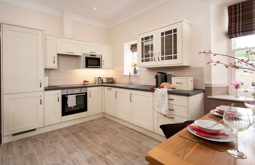 Gattonside Apartment | SCHOOL VIEW - in the bustling market town of Melrose near to the countryside