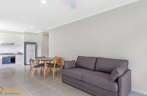 Anna Bay Apartment | Scott Street Couples Getaway