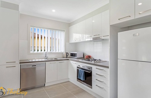 Anna Bay Apartment | Scott Street Couples Getaway