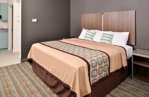 Conroe Hotel | Scottish Inn & Suites - Conroe