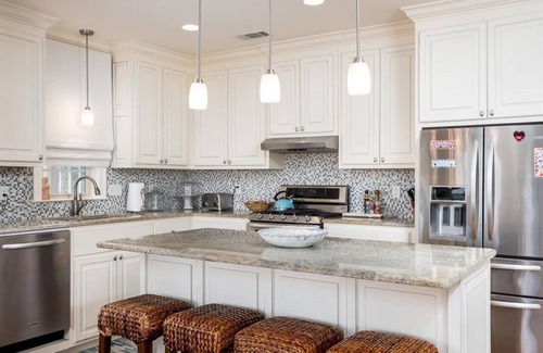 Ventress House | Screened porch and private pier on False River