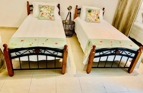 Calodyne House | Sea La Vie Villa Amaillys Grand Gauben5 minutes walk to the beach & amenities