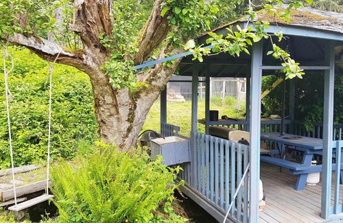 Queen Charlotte Hotel | Sea Raven Motel