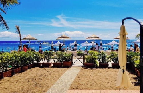 Positano City Centre House | Sea Suite Positano ; luxury beach escape. Relaxation and charm 50 steps from the sea.