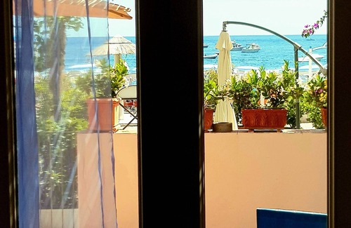 Positano City Centre House | Sea Suite Positano ; luxury beach escape. Relaxation and charm 50 steps from the sea.