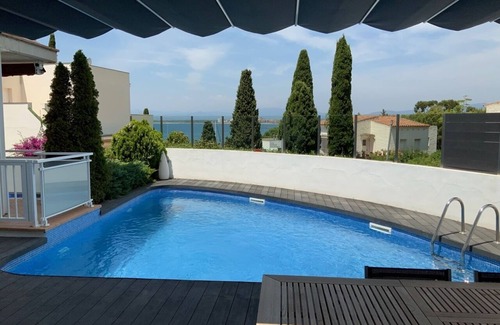 Roses Town Center Apartment | Sea view apartment with private pool