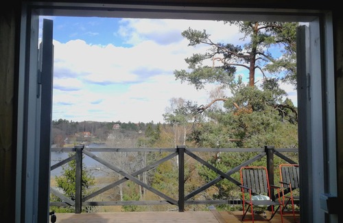 Tyreso O House | Sea-view cottage high up in the trees