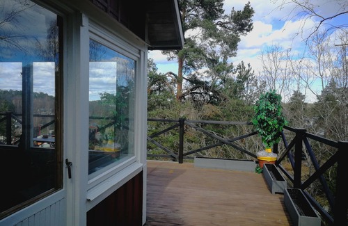 Tyreso O House | Sea-view cottage high up in the trees