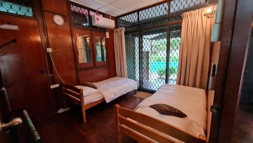 Sungai Baru Tengah Ski Chalet | Sea View Kampong Style Homestay Pengkalan Balak
