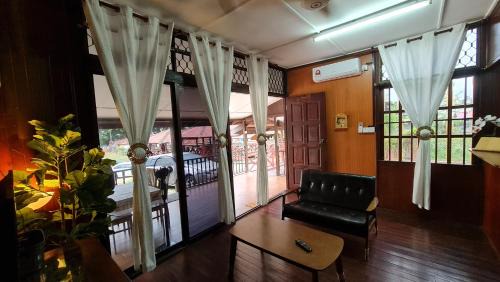 Sungai Baru Tengah Ski Chalet | Sea View Kampong Style Homestay Pengkalan Balak