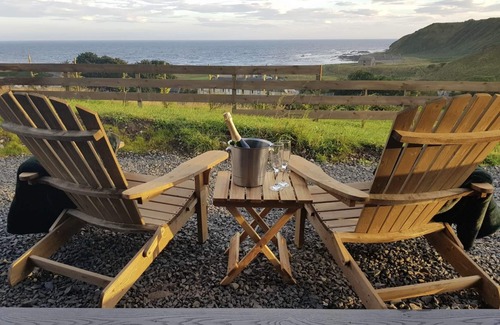 Dunbeath Cabin | Sea view Luxury Cabin, King bed, walk to Harbour and Beach