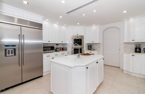 Seven Mile Beach Villa | Seascape Villa: Rare 7 BDR on Seven Mile Beach w/Cabanas, Private Pool & More!