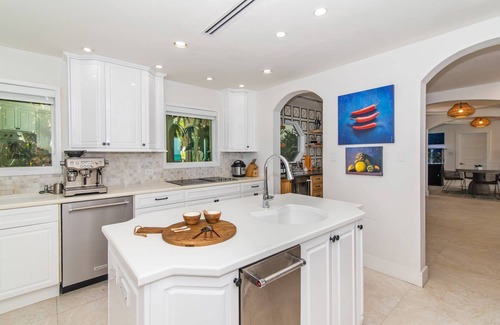 Seven Mile Beach Villa | Seascape Villa: Rare 7 BDR on Seven Mile Beach w/Cabanas, Private Pool & More!