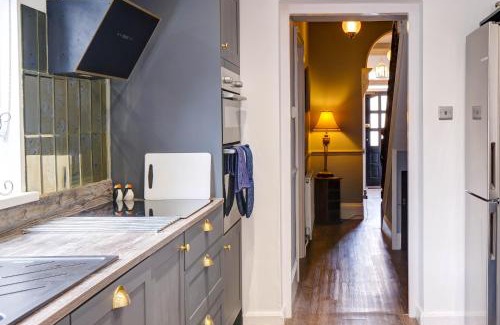 Amble House | Seashell House with SEA VIEWS and FREE GYM POOL PASS