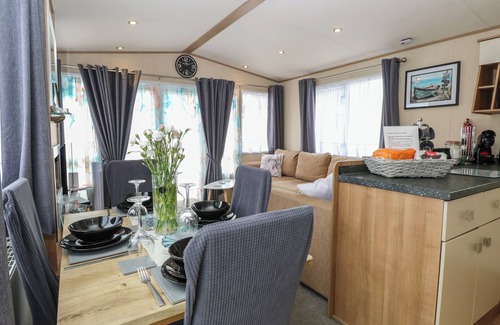 Hopton Cottage | Seashell Lodge, 50 Foxburrow Hang