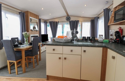 Hopton Cottage | Seashell Lodge, 50 Foxburrow Hang