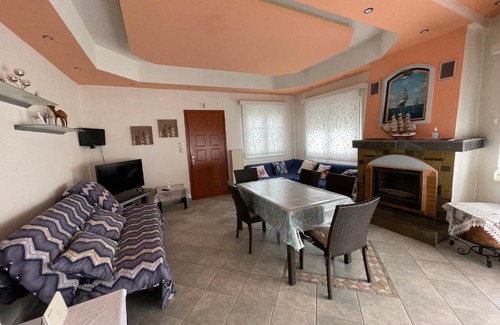 Nea Anchialos Apartment | Seaside apartment with private garden