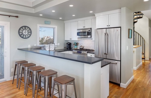 Newbury House | Seaside Sanctuary with Stunning Views - 3-Min Walk to the Beach!