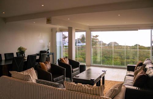 Eastcliff House | Seaside Serenity: Tranquil Oceanview Retreat