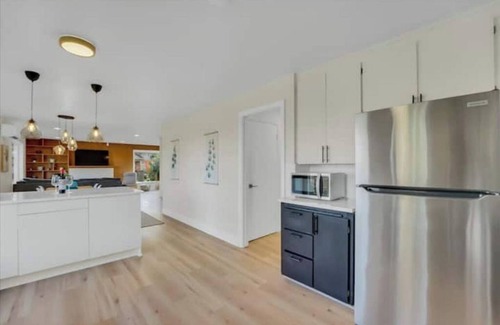 Bryn Mawr-Skyway House | Seattle Lake View 6 BR House w/AC & Heat