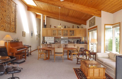 Lopez Island Condo | Seaview condo with deck & grassy lawn - walk to trails, restaurants & more