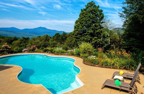 Waterbury House | Secluded Family/Group Retreat with Mountain Views & private Pool or Hot Tub