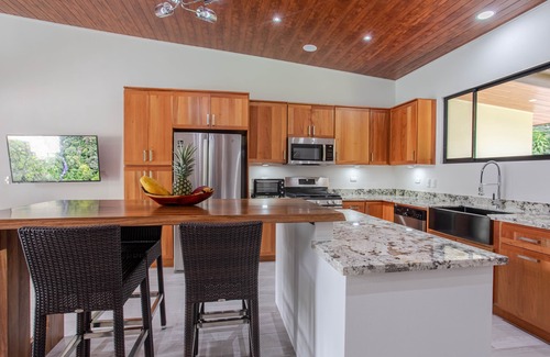 Dominical House | Secluded Luxury Rainforest Villa on the Baru River close to Dominical Beach !