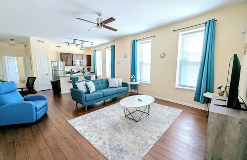 The Gate Apartment | Second Floor King Bed Apartment near at BJC- Gn