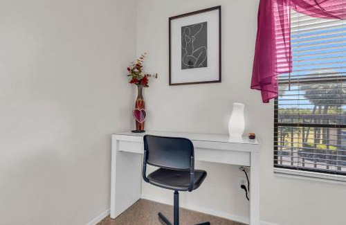 Park Shore House | Second Floor With Lake and Fountain View