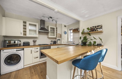 Broadbridge Heath House | Secret Garden House with Free Parking By My Getaways