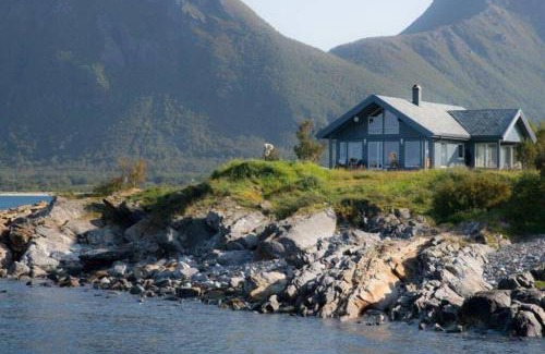 Bø House | See Lofoten mountains midnight sun and nothern lights in Steigen