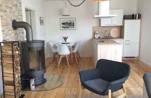 Warnemuende Apartment | "Seelenstreichler" - 54 sqm with large sunny balcony and wood-burning fireplace - central