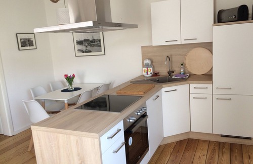 Warnemuende Apartment | "Seelenstreichler" - 54 sqm with large sunny balcony and wood-burning fireplace - central