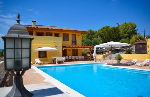 Castellet i la Gornal Villa | Self catering Cal Vimón for 14 people