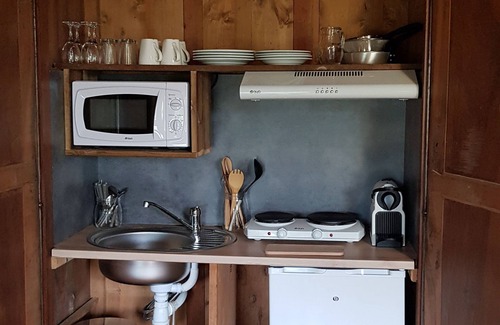 Broc Cottage | Self-contained 3-person apartment on a secluded estate with swimming pool