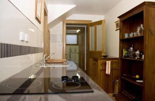 Glebe Apartment | Self-contained apartment adjacent to bushland reserve close to Hobart city