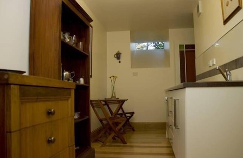 Glebe Apartment | Self-contained apartment adjacent to bushland reserve close to Hobart city