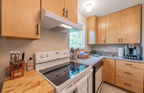 Northeast Anchorage Condo | Semi-Secluded Lodge Style: King Bed, Garage, Laundry, WiFi
