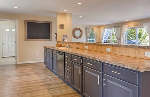 Himrod House | Seneca Shores: Attention Wine Trail and Lakefront Enthusiasts!