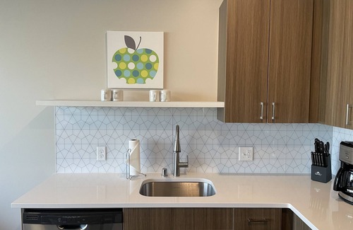 Riverside Apartment | Sensational 2 Bed Travel Apartment Within Walking Distance to Riverpark Square